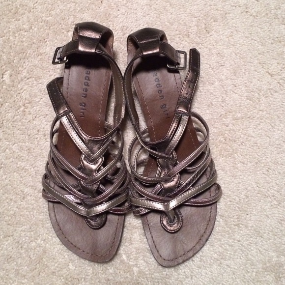 Sandals with small wedge