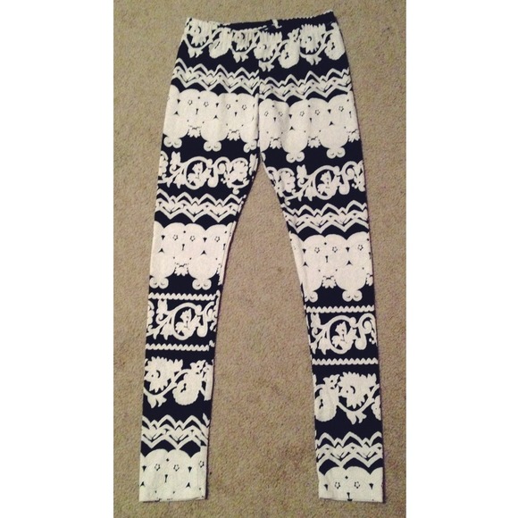 🚫Sold on Vinted🚫 Baroque Lace Leggings - Picture 2 of 3