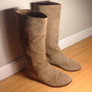 Light brown suede boot
