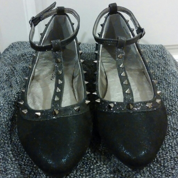 **sold**Chinese Laundry Spike Flats