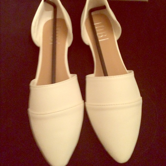 White Tobi flats