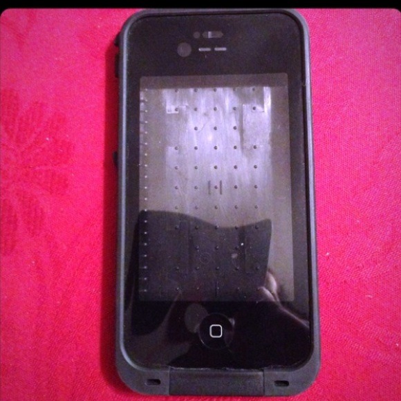 Black lifeproof case for the iphone 4 !