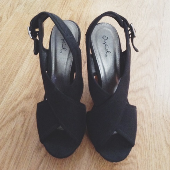 Black wedges