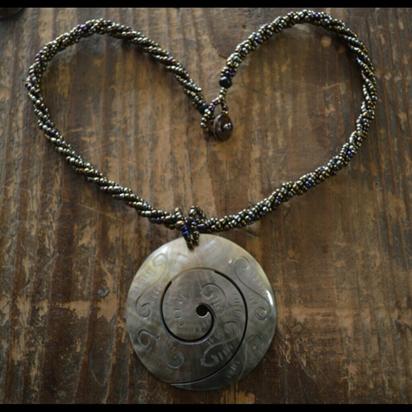 Hand carved Mother of Pearl Necklace and Earrings - Picture 2 of 3