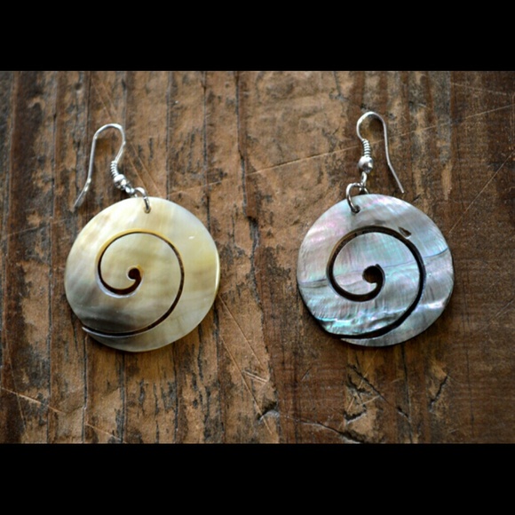 Hand carved Mother of Pearl Necklace and Earrings - Picture 3 of 3