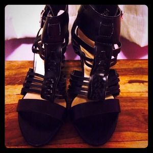 Zara Black strappy heel 👠