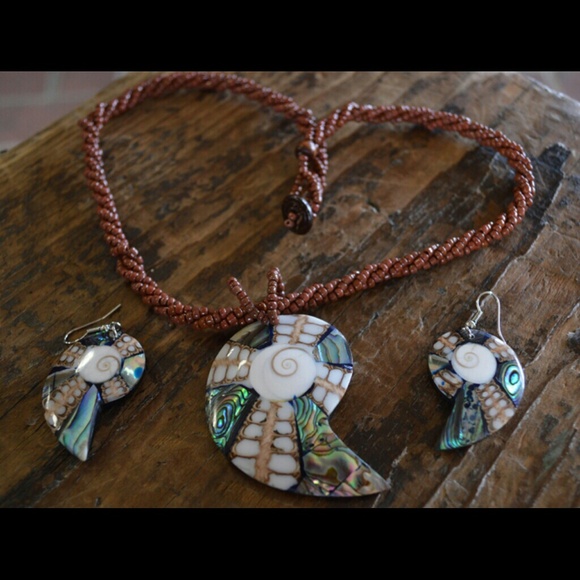 **SOLD OUTNautilus shape Set with Abalone, Shiva