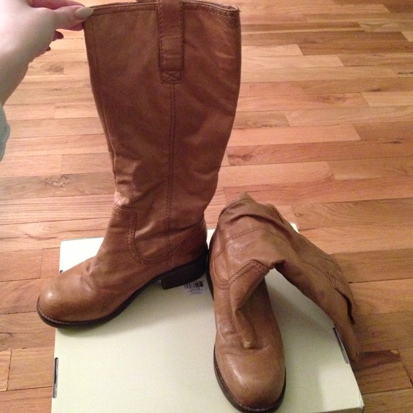 Cute tan boots!