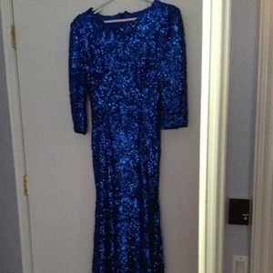 Long blue sequin Oscar inspired gown.