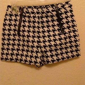 Houndstooth high waisted printed shorts.