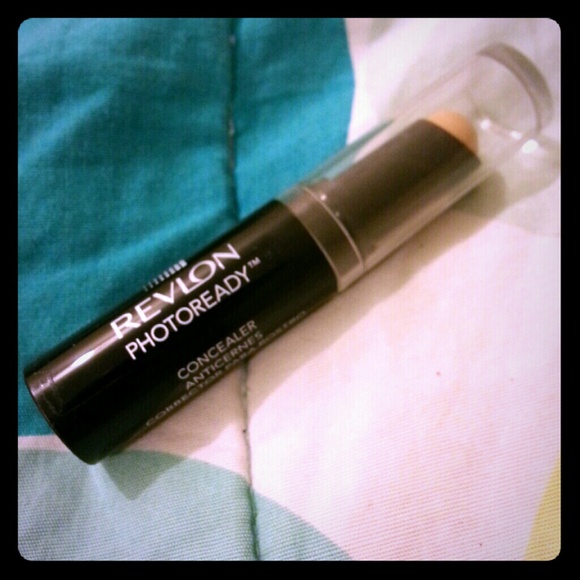 Revlon PhotoReady Concealer in 004 Medium.