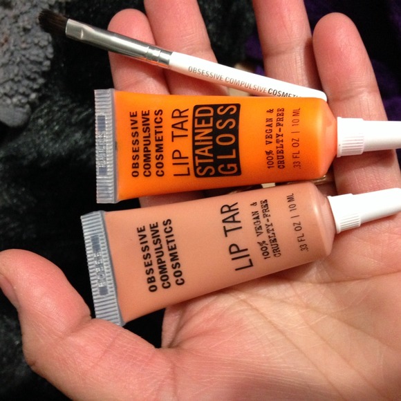 Sold****lip gross TAR