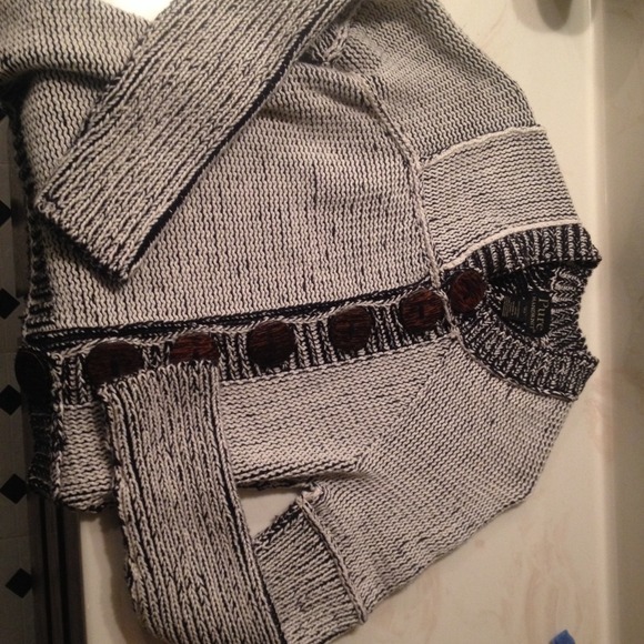 Pure handknit asymmetrical sweater - Picture 3 of 3