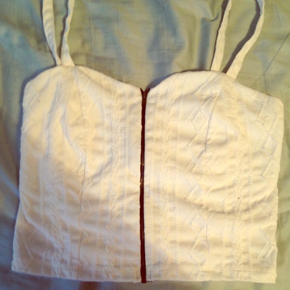Tribal white crop top zipper down 🌸