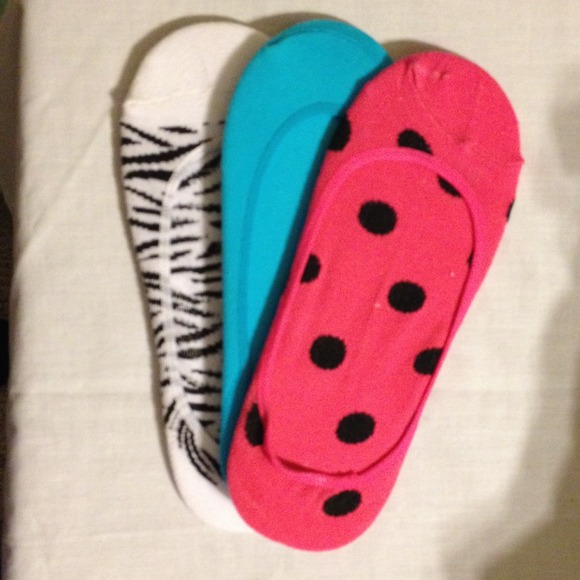 Socks to be worn with flats or sneakers. Socklets?