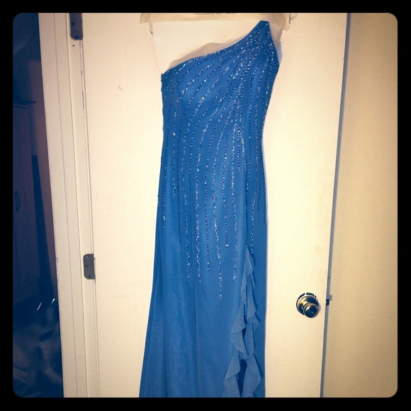 Dresses & Skirts - Gorgeous blue prom dress Size 6