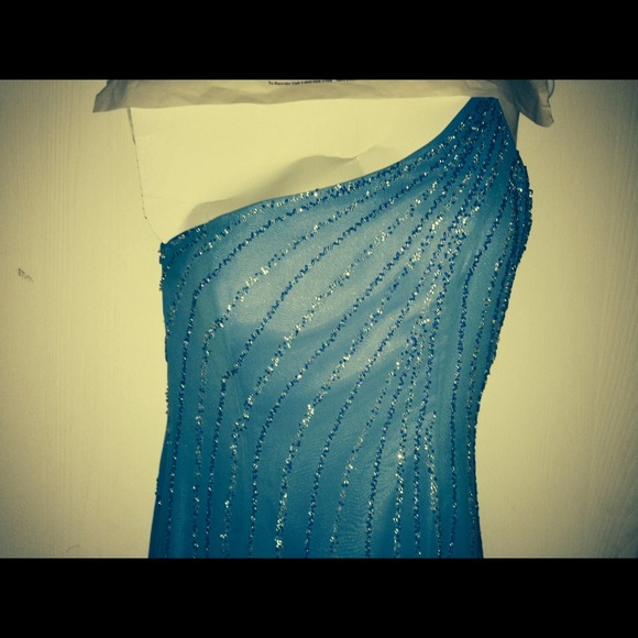 Gorgeous blue prom dress Size 6 - Picture 2 of 4