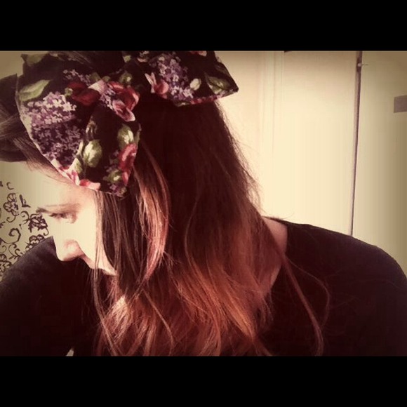 Oversized handmade floral Bow - Picture 2 of 4