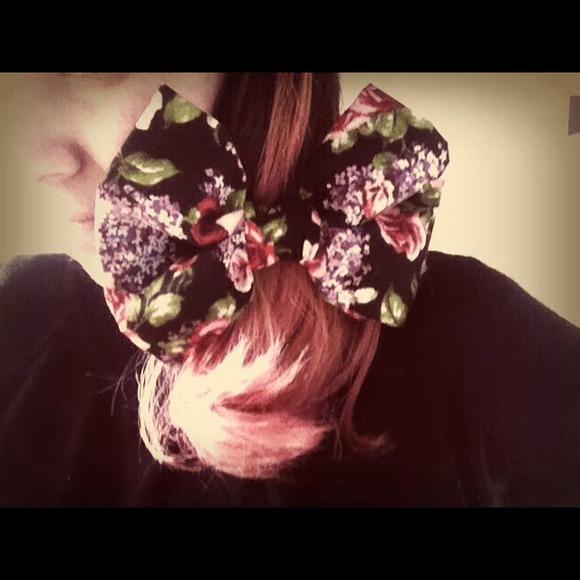 Oversized handmade floral Bow - Picture 3 of 4