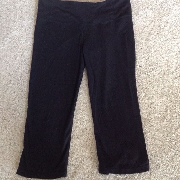 SOLD in bundle. Lululemon Gather and Crow Crop
