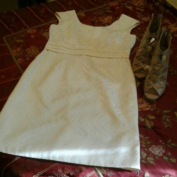 Beautiful Tahari dress, excellent condition!