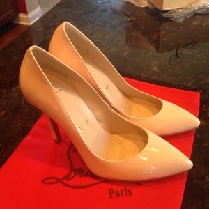 Nude red bottom pumps