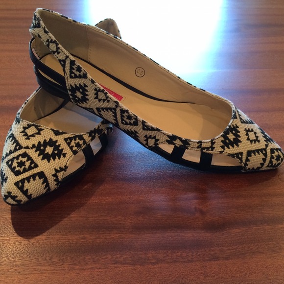 ❌SOLD❌Tribal Print Flats Sz 6.5 - Picture 3 of 4