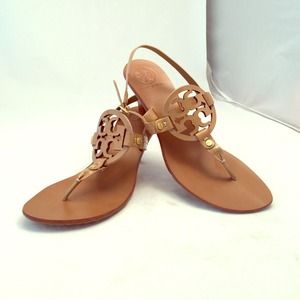 Tory Burch HOLLY kitten heel w/ logo patent