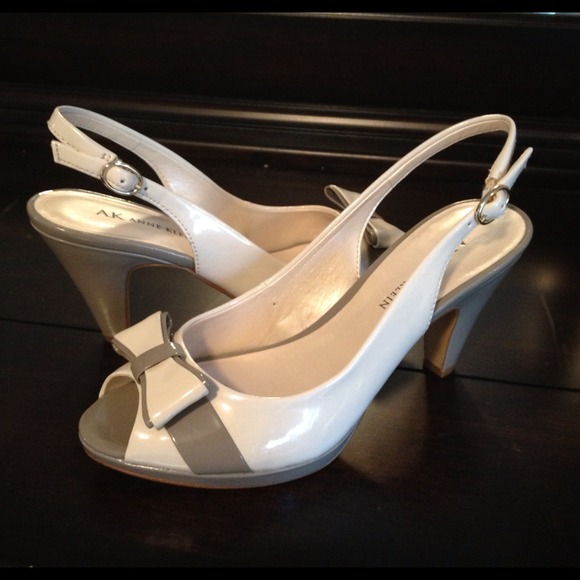 Anne Klein Bow Peep Toe Sling Back Pump Gray/White