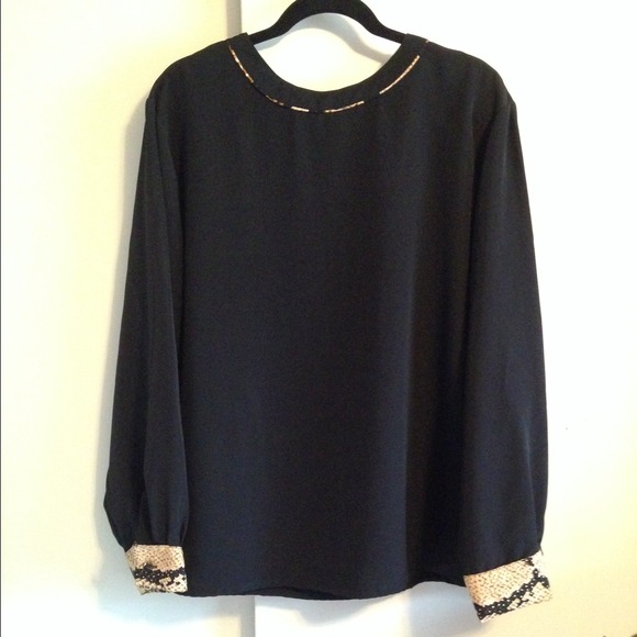Pretty black top with a touch of the wild side! 🎀