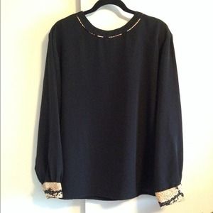 Pretty black top with a touch of the wild side! 🎀