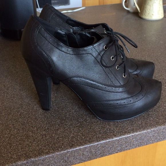 SALE $40‼️GUESS Black leather booties - Picture 2 of 4