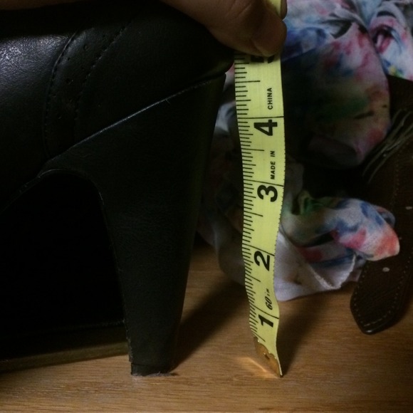 SALE $40‼️GUESS Black leather booties - Picture 4 of 4