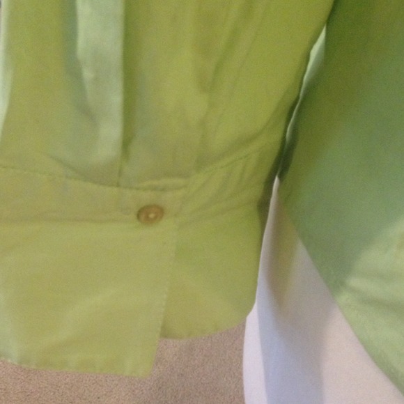 🌸🎉HOST PICK🎉Classic Button Down - Picture 2 of 3