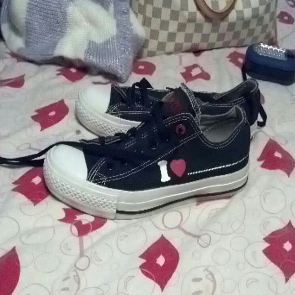 Converse "I <3....."
