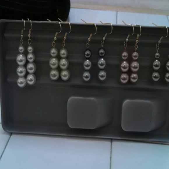 Earrings buy one and one free.