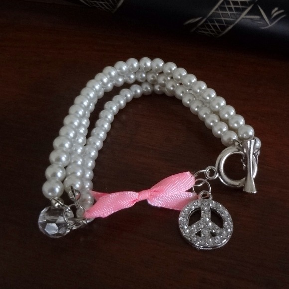 Rhinestone peace sign Toggle bracelet - Picture 2 of 4