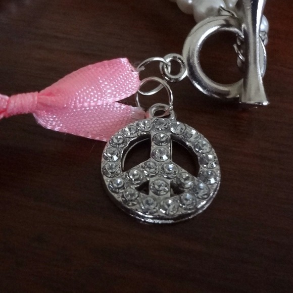 Rhinestone peace sign Toggle bracelet - Picture 3 of 4