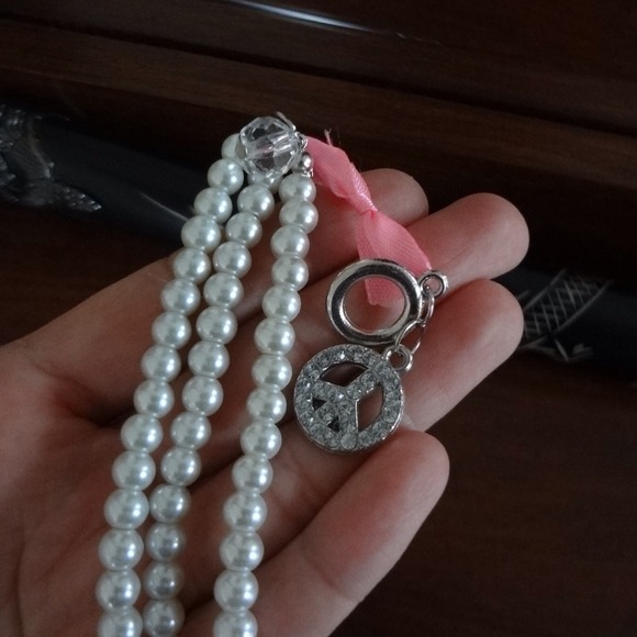 Rhinestone peace sign Toggle bracelet - Picture 4 of 4