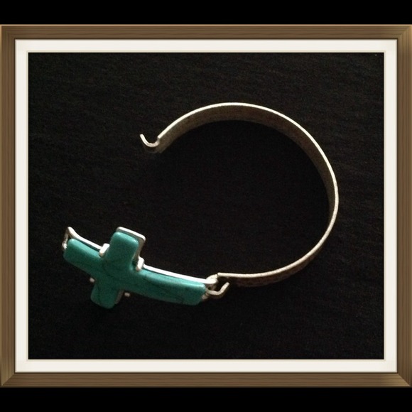 🎉HOST PICK🎉Silver-Tone Turquoise Cross Bracelet - Picture 3 of 3