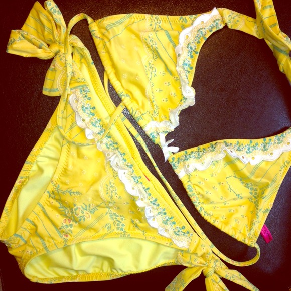 ❌❌SOLD❌❌Betsey Johnson Rare Yellow Bikini - Picture 1 of 4