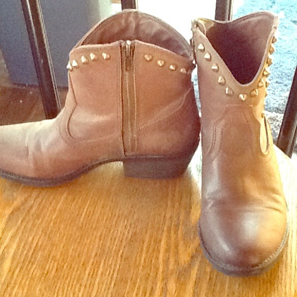 Pair of cute cowgirl boots size 9