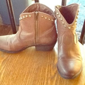 Pair of cute cowgirl boots size 9