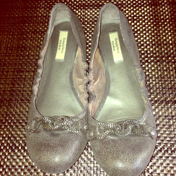Vera Wang flats 🌼