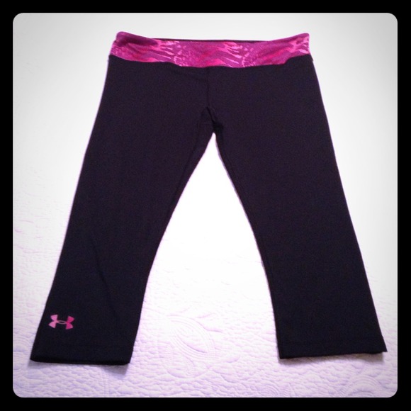 SOLD Under Armour fitted crops