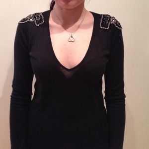 ⛔️Sold⛔️Cute v-neck long sleeve top with embel