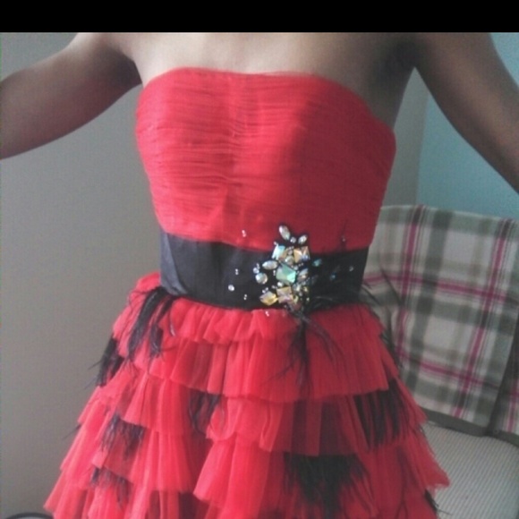 Fun & flirty Red & Black prom/party dress - Picture 1 of 3