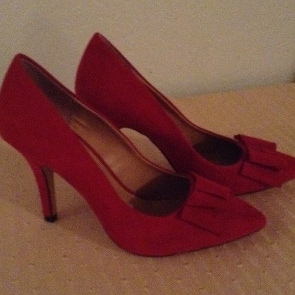 Reduced ~~ Ladies size 6 red heels with bows.
