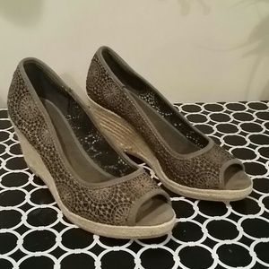 Adorable Gray Peep Toe Wedges