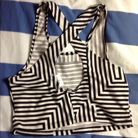 White and black crop top - Picture 4 of 4